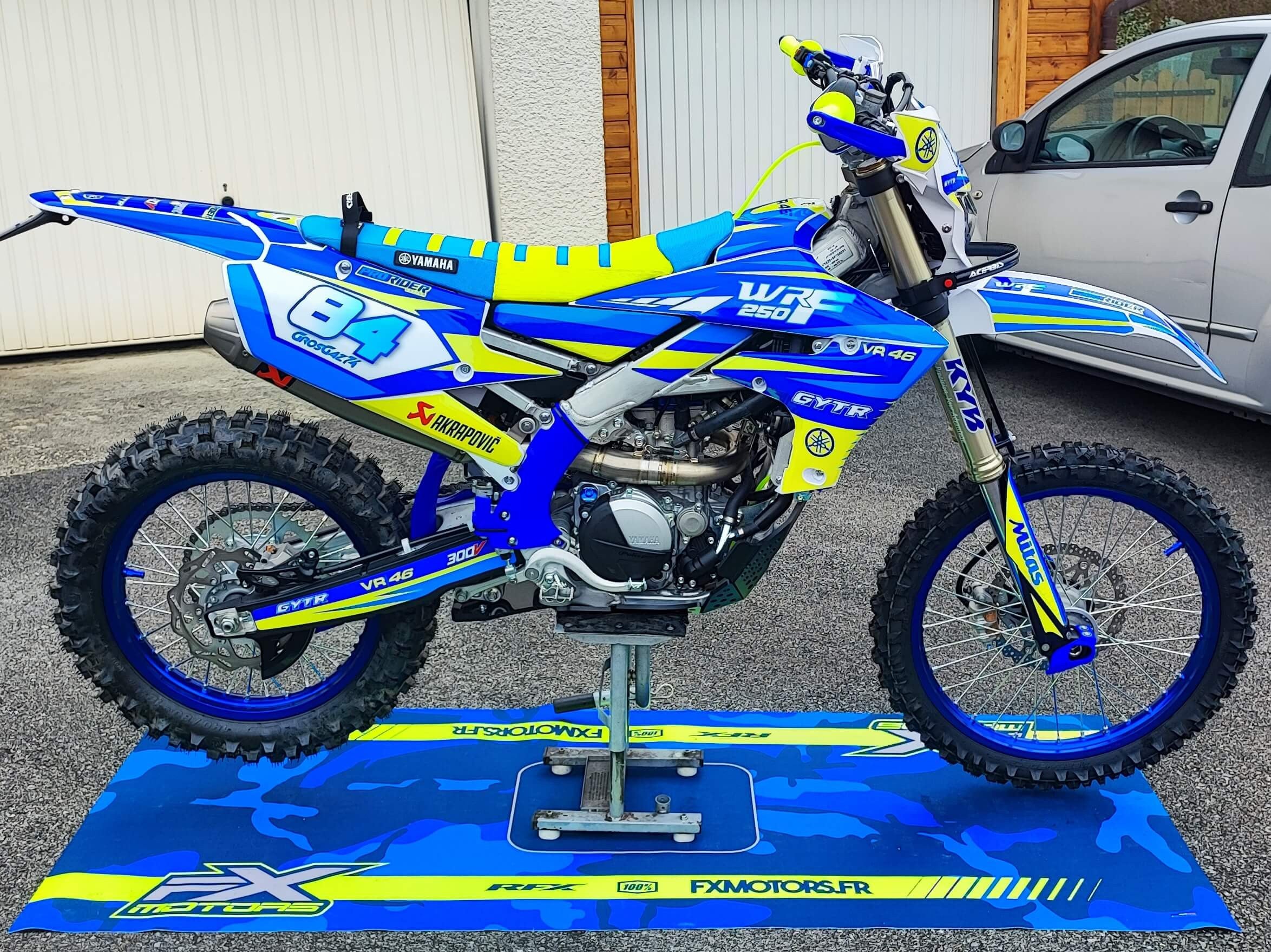 FULL CUSTOM GRAPHICS