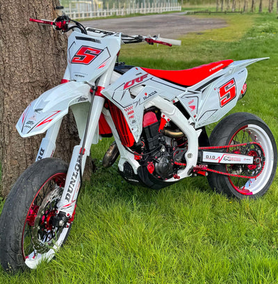 FULL CUSTOM GRAPHICS