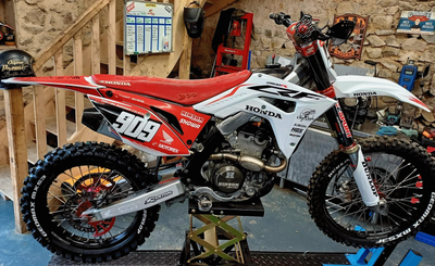 FULL CUSTOM GRAPHICS
